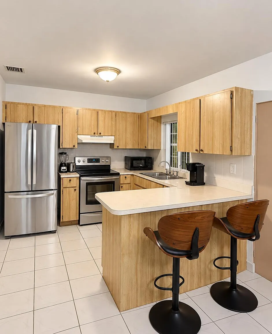 3 bed, 2.0 bath, 1437 sqft, $3,200 — Photo 4