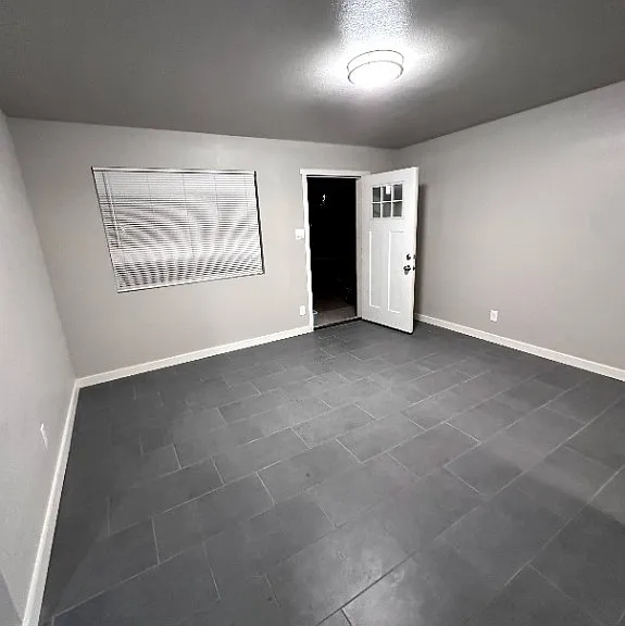 1102 W Cochise Dr #1 — Photo 3