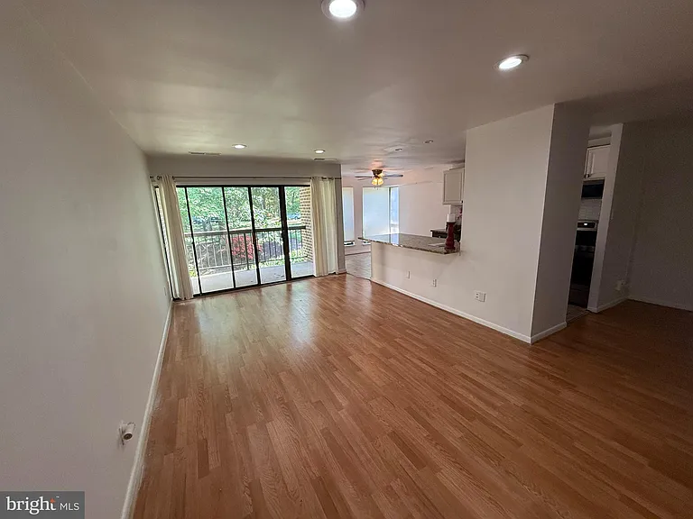 11212 Chestnut Grove Sq #115 — Photo 10