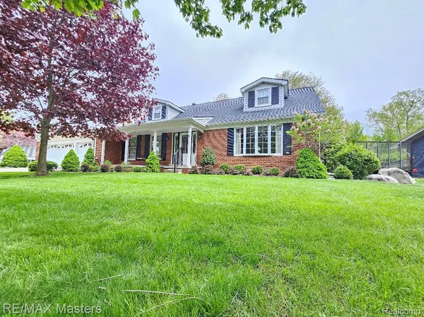 21879 Canterbury Ave, Grosse Ile, MI 48138