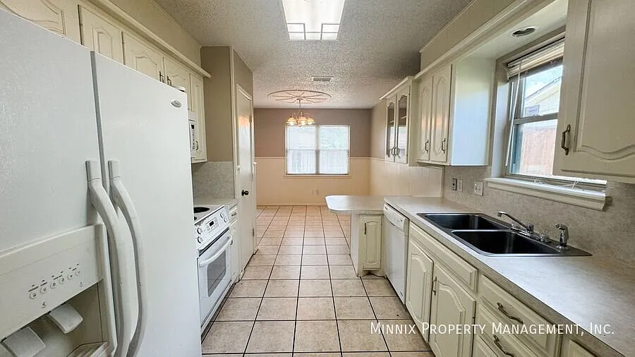 3 bedroom/ 2 bath | 1/2 off first month's rent | 7820 Vernon Ave. — Photo 4