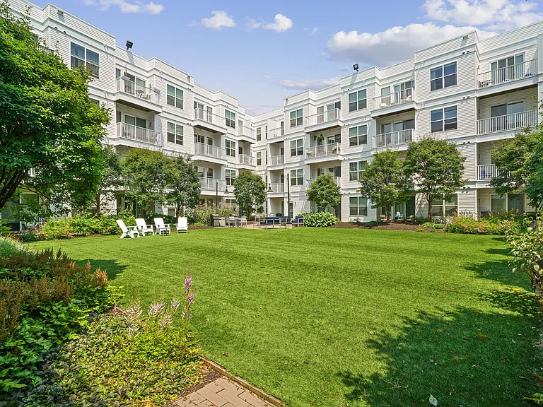 75 Tresser Blvd Apartments — Photo 44