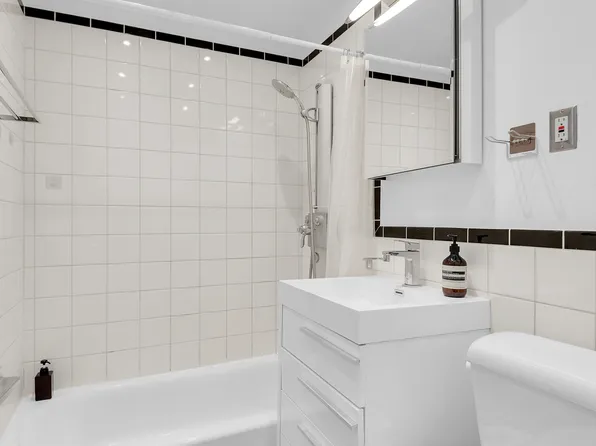 244 East 60th Street image 5 of 5