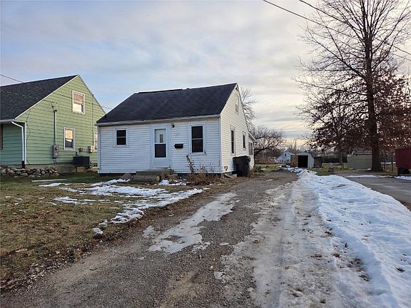 2nd image of 1517 34th St NE