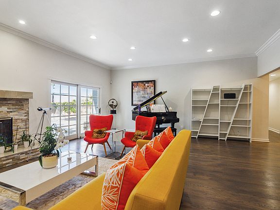 4th image of 20283 Lorenzana Dr