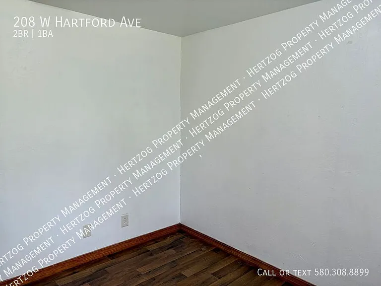 208 W Hartford Ave — Photo 14