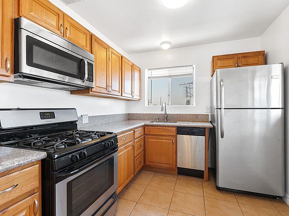 4th image of 836 N Fuller Ave APT 4