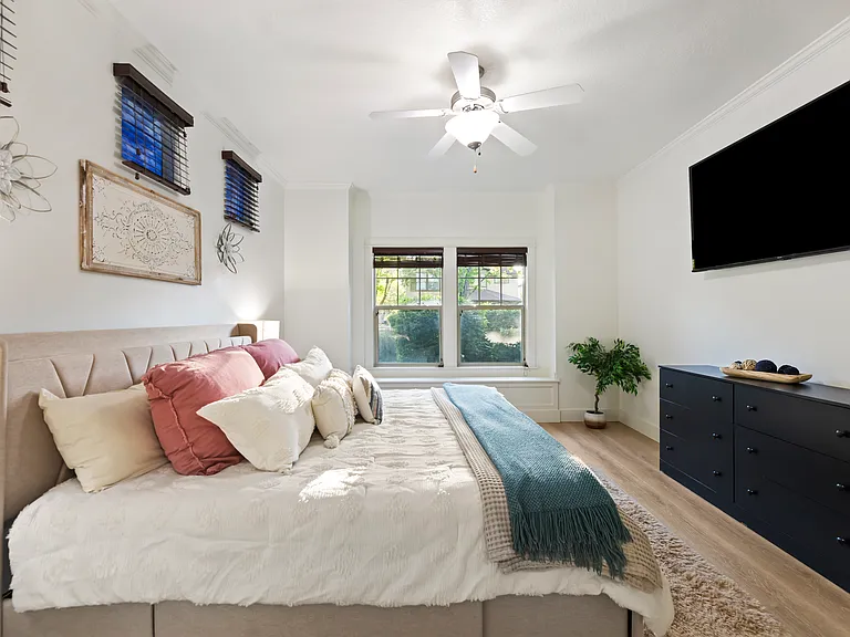 922 E Winding Creek Dr — Photo 12