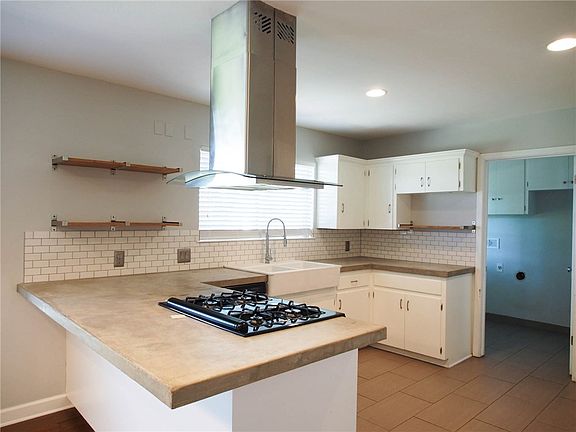 3rd image of 1003 Collingsworth Dr