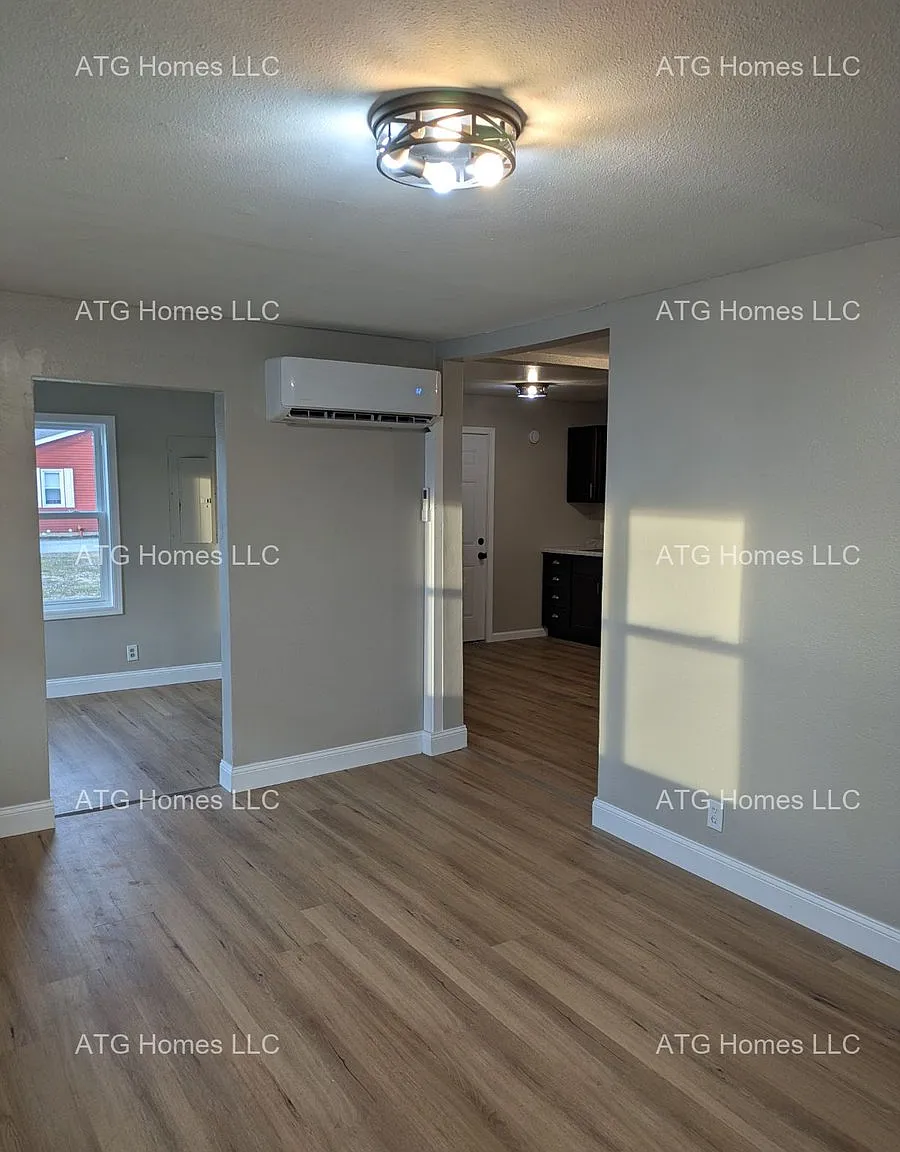 1006 N Carver — Photo 2