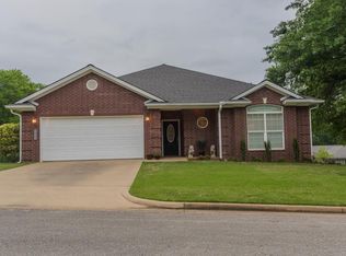 1332 E McLemore Ct, Nacogdoches, TX 75964
