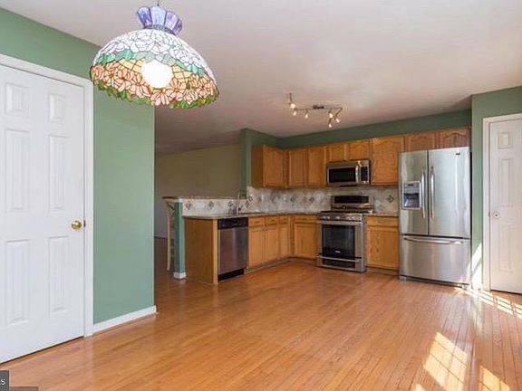 5th image of 302 Crescent Blvd