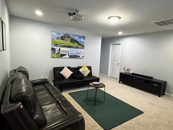 4th image of 318 Old Castle Dr