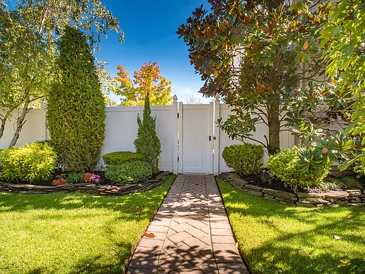 Sold by PRENDAMANO REAL ESTATE | media 34