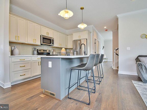 4th image of 8274 Safarian Way