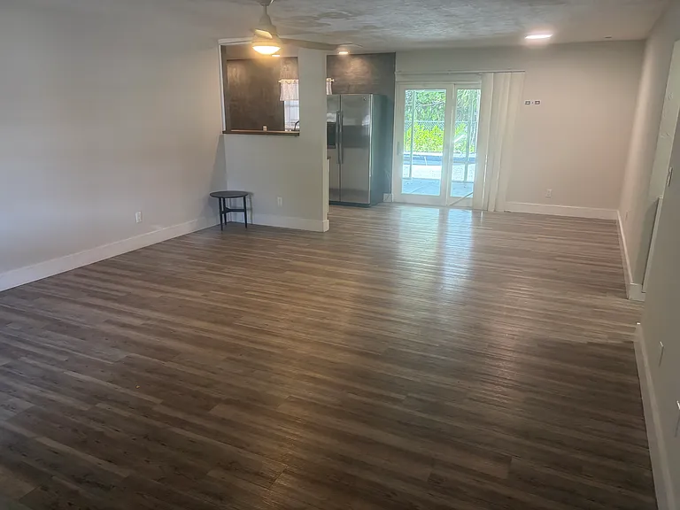 2525 SE 16th Pl — Photo 3