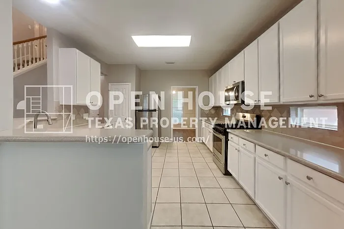 4 bed, 2.5 bath, 2574 sqft, $2,295 — Photo 4