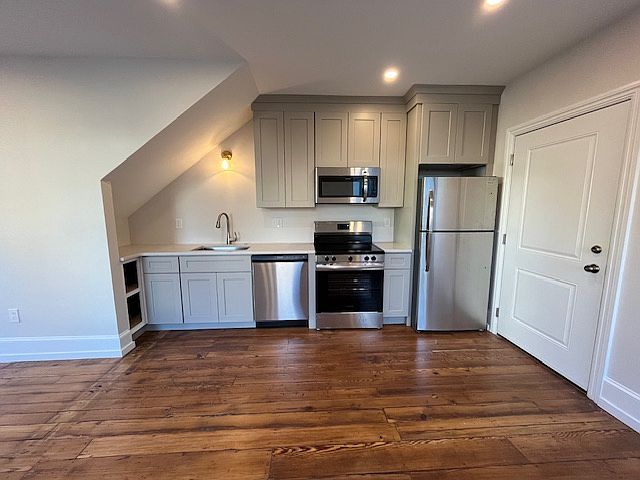 1st image of 225 Catharine St Floor 2