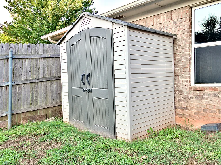 2505 Black Oaks Cir — Photo 25