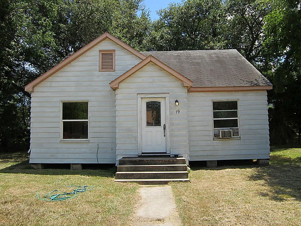 TWO BEDROOM, SINGLE BATH. SITS ON THREE CITY LOTS, FULLY FENCED. HARDWOOD FLOORS THROUGHOUT.