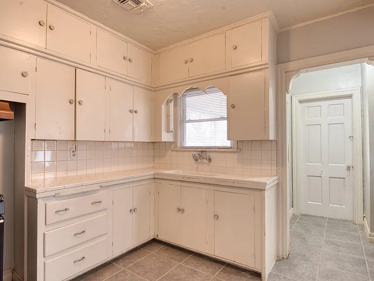 1132 N Saint Clair Ave — Photo 3