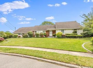 125 Thornwood Rd, Massapequa Park, NY 11762
