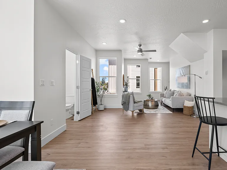 509 E Violets Cove Ln — Photo 7