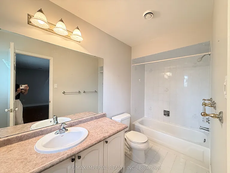5735 Tayside Cres — Photo 9