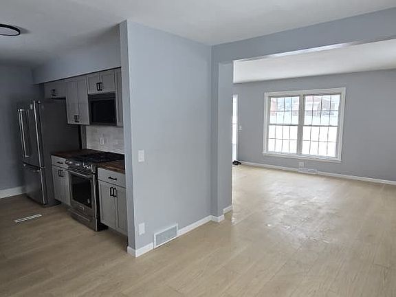 4th image of 359 Denman Ave