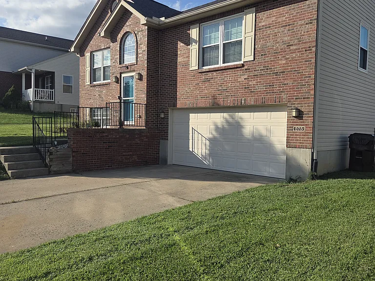 575 Rosebud Cir — Photo 2