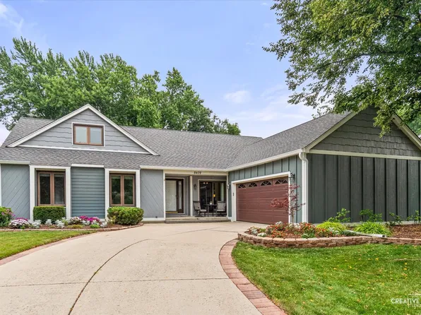 8409 Mending Wall Dr, Woodridge, IL 60517