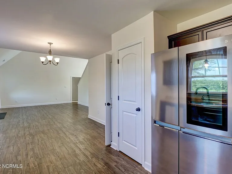 109 Easton Dr — Photo 14