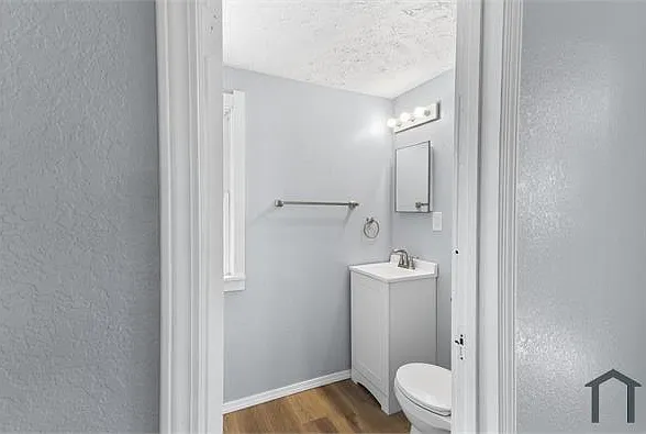 1418 Mott Ave — Photo 11