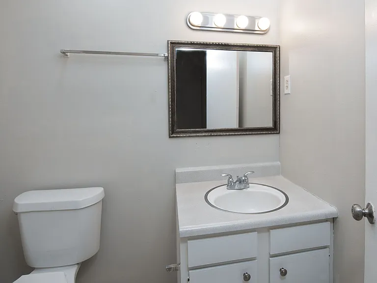 Royal Oaks Apartment Homes — Photo 14