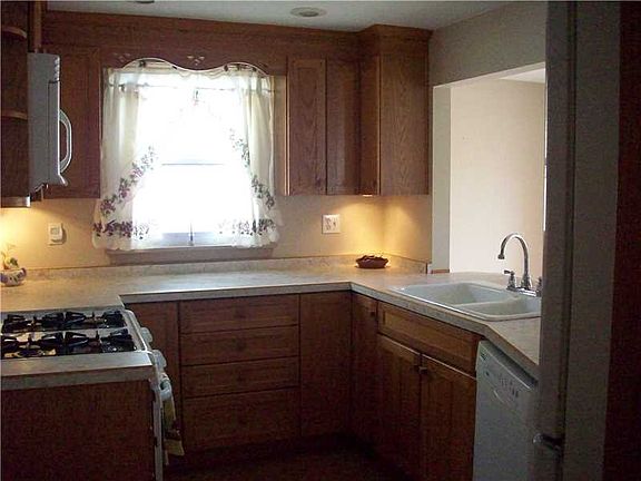 5th image of 223 James St