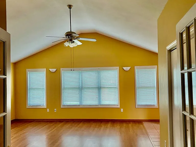 1033 E Kingsbury St — Photo 10