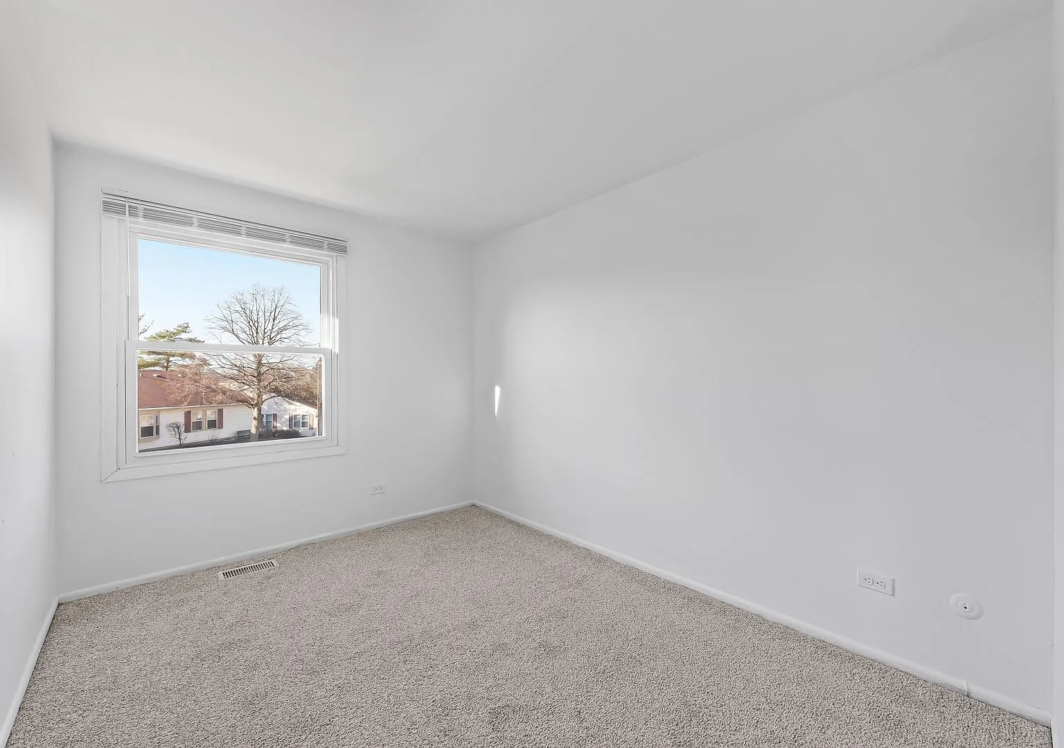 Townhouse in Hoffman Estates — Photo 3