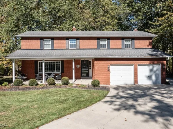 6723 Warrington Dr, North Olmsted, OH 44070