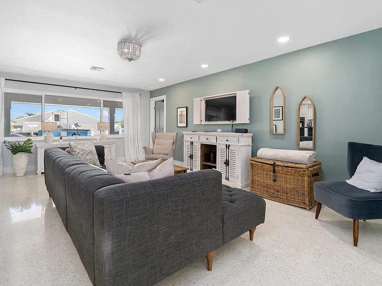 330 N Tessier Dr — Photo 13