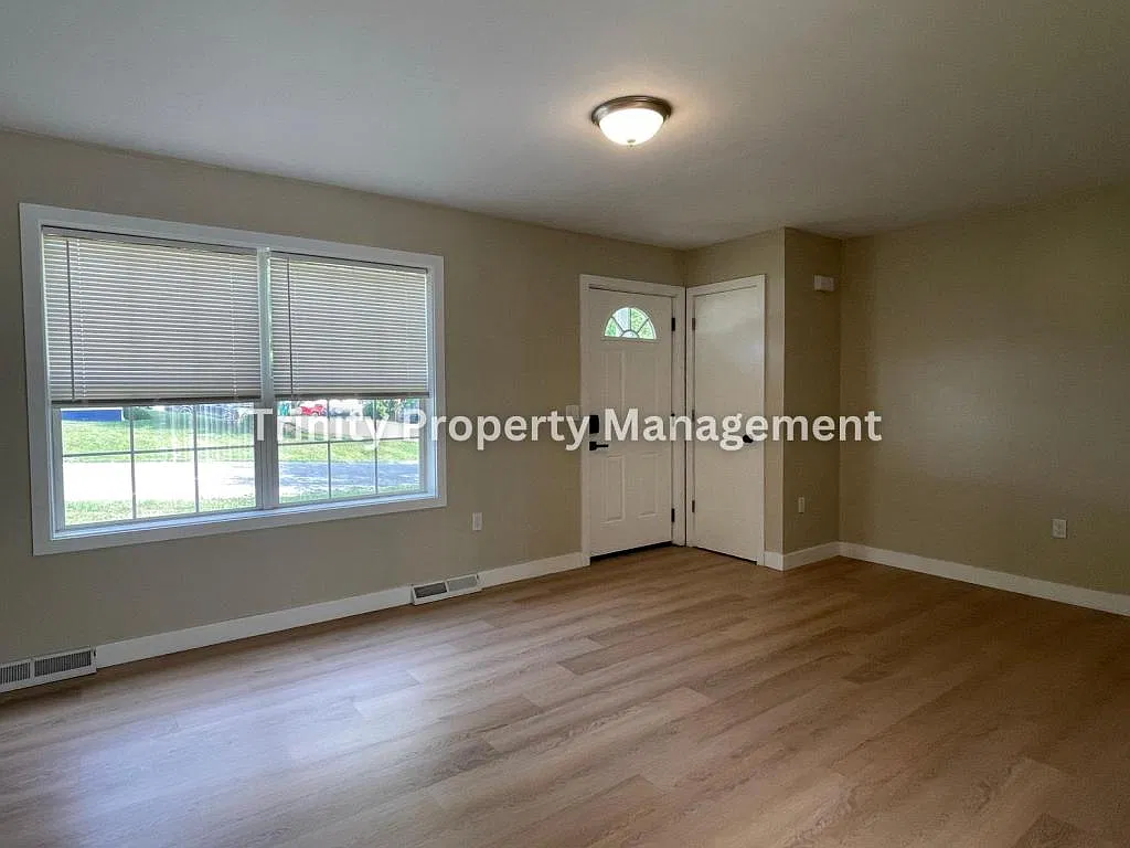 170 Stratford Dr — Photo 2