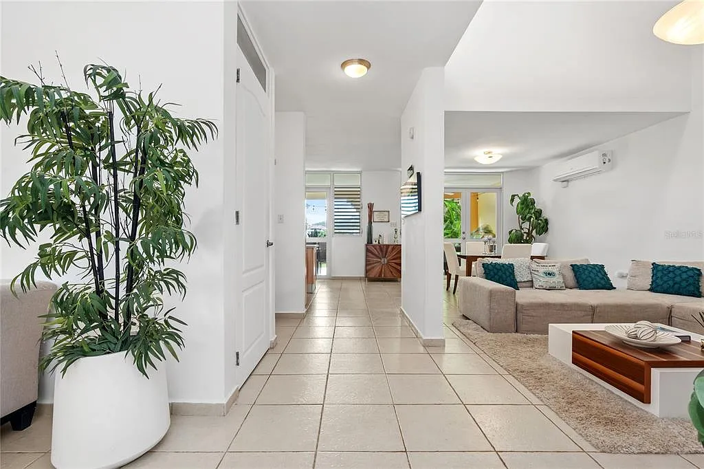 4 bed, 3.0 bath, 2400 sqft, $5,500 — Photo 4