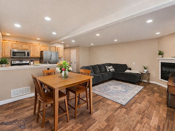 3rd image of 935 Forestglen Dr Unit 3