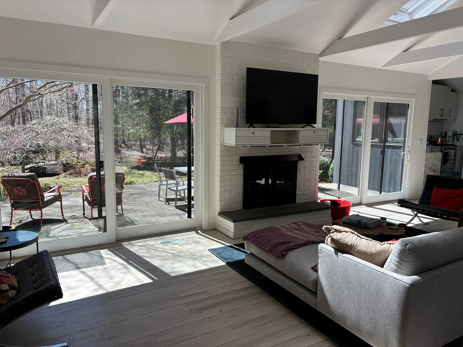 Private and Serene Home Close to Downtown — Photo 3