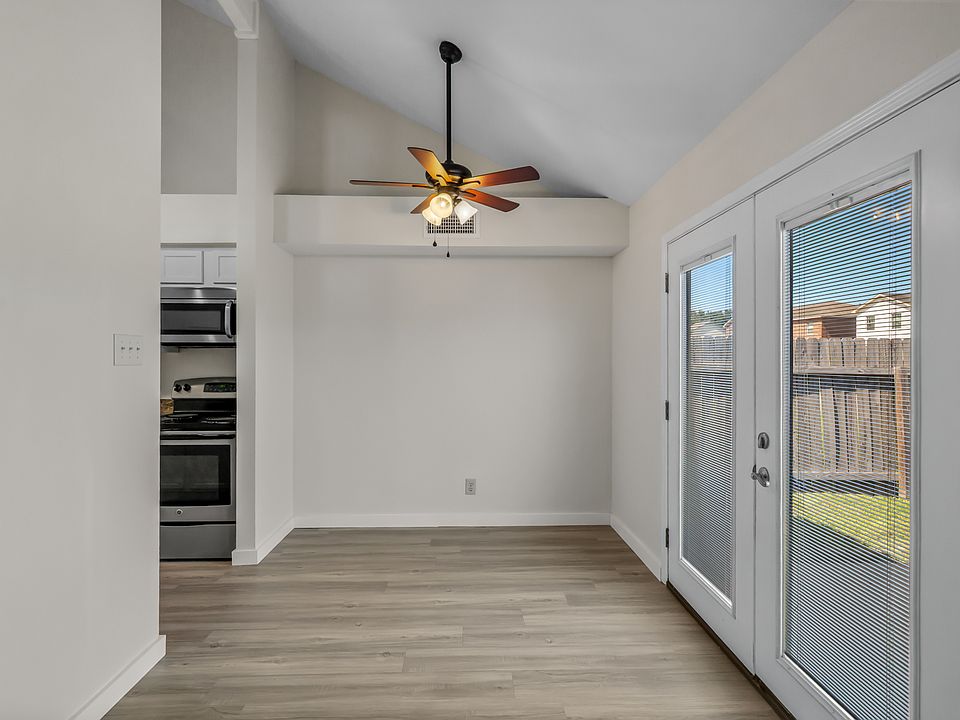 Dining area w French doors to patio
