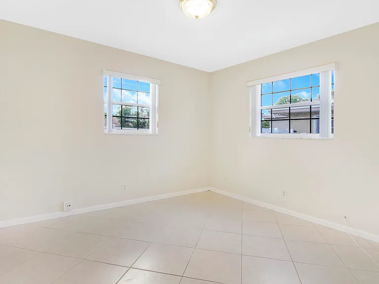 527 W Jasmine Dr — Photo 10