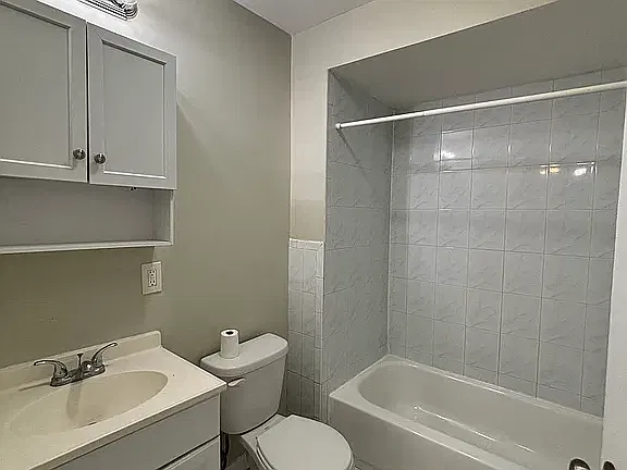 2 bed, 800 sqft, $2,049 — Photo 4