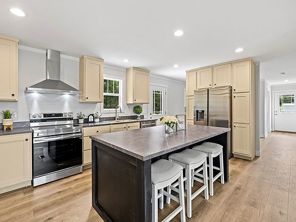 4th image of 181 Pomona Ct