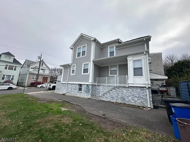 109 Arlington Blvd — Photo 3
