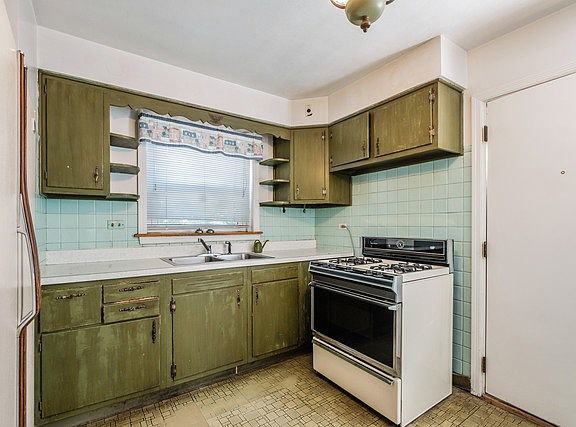4th image of 8941 Mason Ave