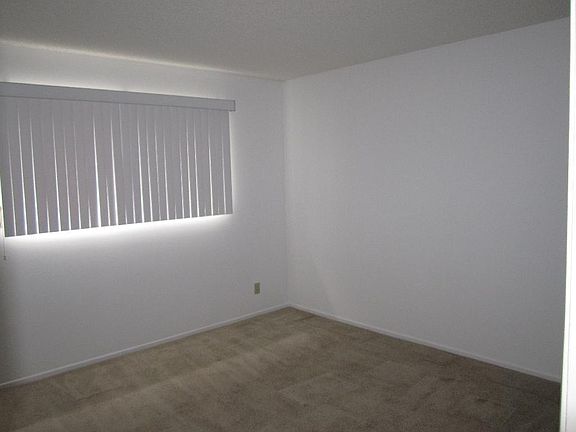 5th image of 18611 Collins St APT E24